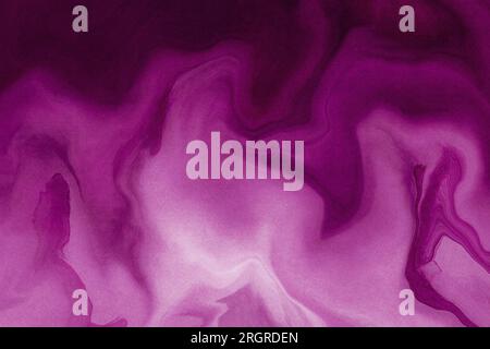 Tief lila fließende abstrakte Textur mit glatten, wirbelnden Formen und weichem, verlaufendem künstlerischen Hintergrund. Stockfoto