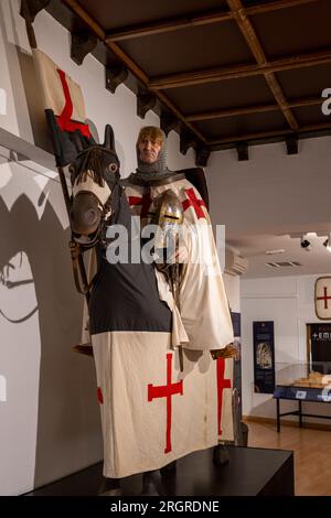 Toledo, Spanien, 02 2022. August. Templar Kinghts Museum. Ein Detail von Knight auf seinem Pferd. Stockfoto