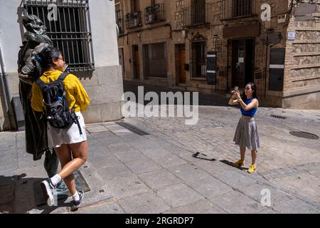 Frau, die ein Foto von ihrem Freund macht. Lateinische Frauen, die Spaß haben und die Stadt TOLERO, Spanien, genießen. Stockfoto