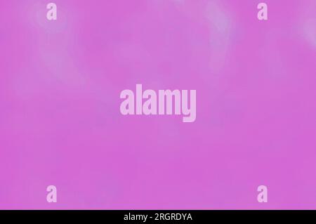 Sanfter rosafarbener Hintergrund mit dezenter Textur und sanften Pastelltönen für eine saubere künstlerische Oberfläche. Stockfoto