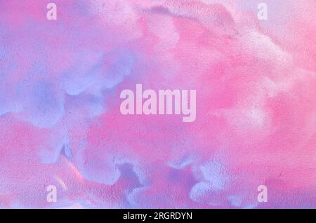 Weiche rosa und lila wolkenartige Aquarelltextur mit traumhaften Pastellmischungen, die einen künstlerischen Hintergrund bilden. Stockfoto