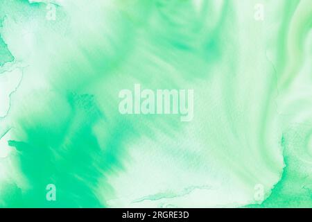 Sanfter grüner Aquarellverlauf mit traumhaften Mischtönen, die einen hellen, luftigen künstlerischen Hintergrund schaffen. Stockfoto