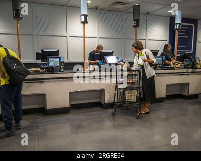 Kassierer beim Check-out in einem Supermarkt in New York am Freitag, den 4. August 2023. Das US-amerikanische Büro für Arbeit und Statistik berichtete heute, dass die Wirtschaft 187.000 neue Arbeitsplätze geschaffen hatte und die Arbeitslosenquote auf 3,5% gesunken ist. Die Arbeitsplatzschaffung lag unter den Vorhersagen analystsÕ. (© Richard B. Levine) Stockfoto