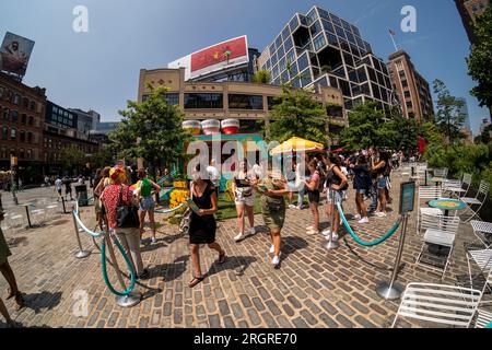 Am Sonntag, den 6. August 2023, 2023 stellen sich Hunderte an, um kostenlose Proben und Eiswürfel bei einer Markenaktivierung von Sol de Janeiro im Meatpacking District in New York zu erhalten. Das Pop-up-Fenster ist Teil der Werbeaktivitäten der Marke für Körper- und Haarpflege. (© Richard B. Levine) Stockfoto