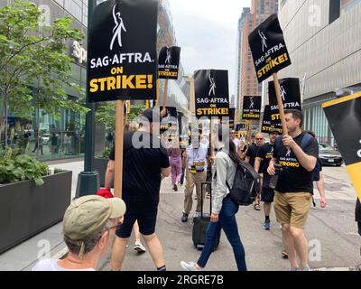 Mitglieder der SAG-AFTRA und andere Gewerkschaftsanhänger klettern am Donnerstag, den 10. August 2023, vor den HBO/Amazon-Büros im Viertel Hudson Yards in New York. Fast alle Fernseh- und Filmschauspieler traten der Writers Guild of America am 14. Juli bei und sind damit zum ersten Mal seit 63 Jahren in Streik getreten (© Frances M. Roberts). Stockfoto