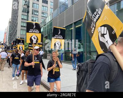 Mitglieder der SAG-AFTRA und andere Gewerkschaftsanhänger klettern am Donnerstag, den 10. August 2023, vor den HBO/Amazon-Büros im Viertel Hudson Yards in New York. Fast alle Fernseh- und Filmschauspieler traten der Writers Guild of America am 14. Juli bei und sind damit zum ersten Mal seit 63 Jahren in Streik getreten (© Frances M. Roberts). Stockfoto
