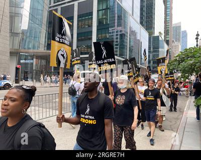 Mitglieder der SAG-AFTRA und andere Gewerkschaftsanhänger klettern am Donnerstag, den 10. August 2023, vor den HBO/Amazon-Büros im Viertel Hudson Yards in New York. Fast alle Fernseh- und Filmschauspieler traten der Writers Guild of America am 14. Juli bei und sind damit zum ersten Mal seit 63 Jahren in Streik getreten (© Frances M. Roberts). Stockfoto