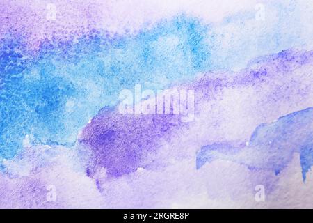 Blaue und lila Aquarelltextur mit weichen Mischtönen, ideal für künstlerische Hintergründe und kreatives Design. Stockfoto