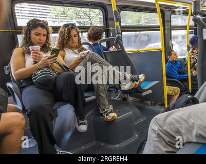 Passagiere in einem NYCTA M57 Crossown Bus in New York am Samstag, den 5. August 2023. (© Richard B. Levine) Stockfoto