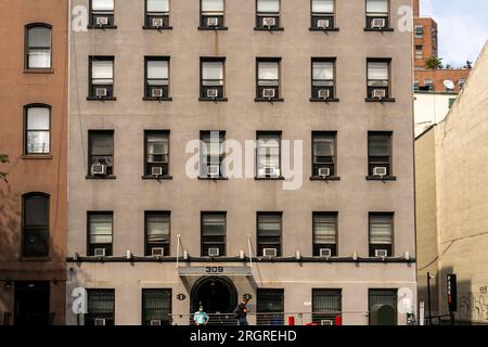 Fensterklimaanlagen sprießen am Samstag, den 5. August 2023, aus Fenstern in einem Gebäude in New York. © Richard B. Levine) Stockfoto