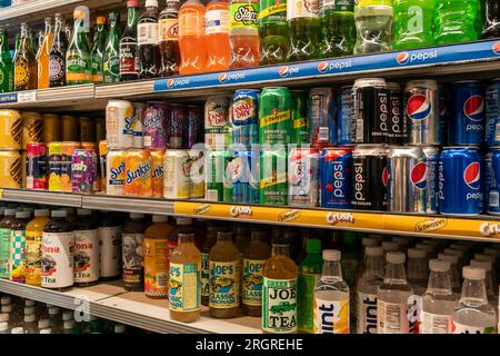 Eine Kühlbox in einem Supermarkt in New York bietet eine Auswahl an Limonaden am Donnerstag, den 3. August 2023 (© Richard B. Levine) Stockfoto