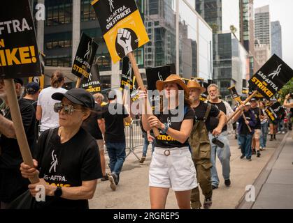 Mitglieder der SAG-AFTRA und andere Gewerkschaftsanhänger klettern am Donnerstag, den 10. August 2023, vor den HBO/Amazon-Büros im Viertel Hudson Yards in New York. Fast alle Fernseh- und Filmschauspieler traten der Writers Guild of America am 14. Juli bei und sind damit zum ersten Mal seit 63 Jahren in Streik getreten (© Richard B. Levine). Stockfoto