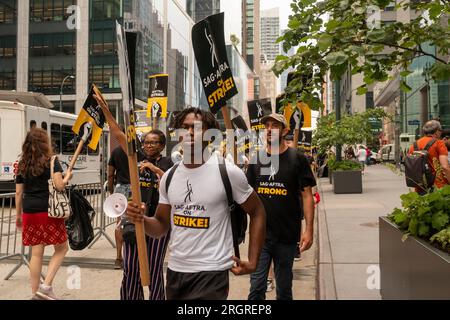 Mitglieder der SAG-AFTRA und andere Gewerkschaftsanhänger klettern am Donnerstag, den 10. August 2023, vor den HBO/Amazon-Büros im Viertel Hudson Yards in New York. Fast alle Fernseh- und Filmschauspieler traten der Writers Guild of America am 14. Juli bei und sind damit zum ersten Mal seit 63 Jahren in Streik getreten (© Richard B. Levine). Stockfoto
