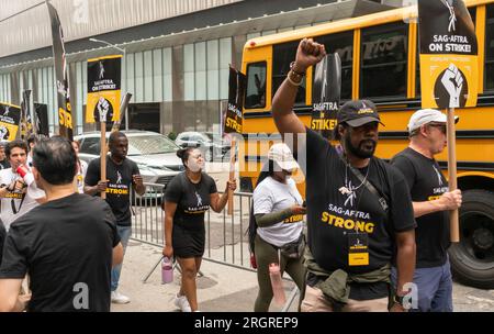 Mitglieder der SAG-AFTRA und andere Gewerkschaftsanhänger klettern am Donnerstag, den 10. August 2023, vor den HBO/Amazon-Büros im Viertel Hudson Yards in New York. Fast alle Fernseh- und Filmschauspieler traten der Writers Guild of America am 14. Juli bei und sind damit zum ersten Mal seit 63 Jahren in Streik getreten (© Richard B. Levine). Stockfoto