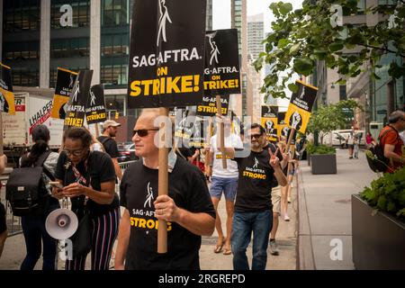 Mitglieder der SAG-AFTRA und andere Gewerkschaftsanhänger klettern am Donnerstag, den 10. August 2023, vor den HBO/Amazon-Büros im Viertel Hudson Yards in New York. Fast alle Fernseh- und Filmschauspieler traten der Writers Guild of America am 14. Juli bei und sind damit zum ersten Mal seit 63 Jahren in Streik getreten (© Richard B. Levine). Stockfoto