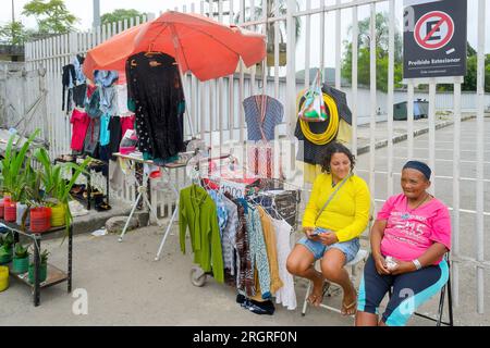 Niteroi, Brasilien, zwei brasilianische Frauen verkaufen verschiedene Artikel an einem Kiosk. Selbstständigkeit im südamerikanischen Land Stockfoto