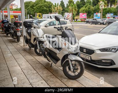 Motorräder auf einem Straßenparkplatz in Split, Kroatien. Stockfoto