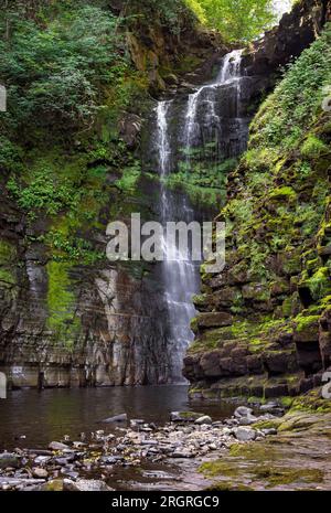 Der Sgwd Einion Gam, auch bekannt als der Fall des Crooked Anvil, ist einer der weniger bekannten Wasserfälle in den Brecon Beacons im Nationalpark Wales Stockfoto