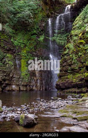 Der Sgwd Einion Gam, auch bekannt als der Fall des Crooked Anvil, ist einer der weniger bekannten Wasserfälle in den Brecon Beacons im Nationalpark Wales Stockfoto