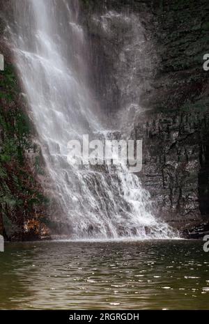 Der Sgwd Einion Gam, auch bekannt als der Fall des Crooked Anvil, ist einer der weniger bekannten Wasserfälle in den Brecon Beacons im Nationalpark Wales Stockfoto