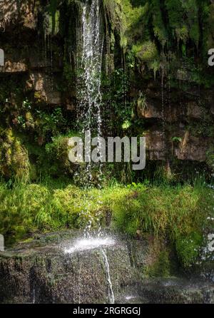 Nahaufnahme der Upper Gushing Falls (Sgwd Ddwli Uchaf), River Neath (Afon Nedd Fechan), Brecon Beacons, nahe Pontneddfechan, South Wales an sonnigen Tagen Stockfoto