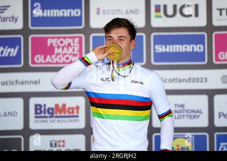 Der belgische Remco Evenpoel feiert nach dem Sieg im Individual Time Trial der Men Elite am 9. Tag der UCI-Radweltmeisterschaft 2023 in Stirling mit der Goldmedaille. Foto: Freitag, 11. August 2023. Stockfoto