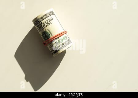 Dollar rollt in einem Kreis isoliert auf weißem Hintergrund, Konzepte für Unternehmen und Finanzen. Stockfoto