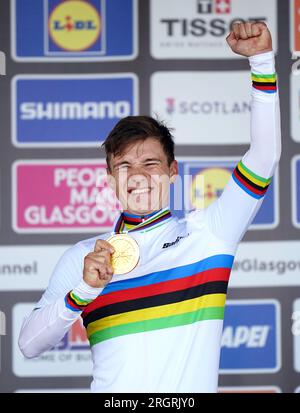 Der belgische Remco Evenepoel feiert nach dem Sieg beim Individual Time Trial der Men Elite am 9. Tag der UCI-Radweltmeisterschaft 2023 in Stirling mit der Goldmedaille. Foto: Freitag, 11. August 2023. Stockfoto