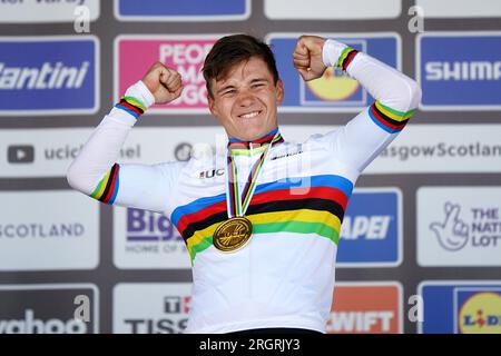 Der belgische Remco Evenepoel feiert nach dem Sieg beim Individual Time Trial der Men Elite am 9. Tag der UCI-Radweltmeisterschaft 2023 in Stirling mit der Goldmedaille. Foto: Freitag, 11. August 2023. Stockfoto