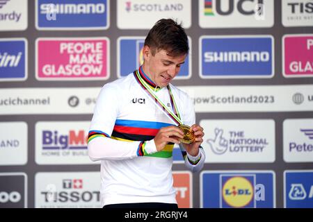 Der belgische Remco Evenepoel feiert nach dem Sieg beim Individual Time Trial der Men Elite am 9. Tag der UCI-Radweltmeisterschaft 2023 in Stirling mit der Goldmedaille. Foto: Freitag, 11. August 2023. Stockfoto