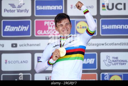 Der belgische Remco Evenepoel feiert nach dem Sieg beim Individual Time Trial der Men Elite am 9. Tag der UCI-Radweltmeisterschaft 2023 in Stirling mit der Goldmedaille. Foto: Freitag, 11. August 2023. Stockfoto