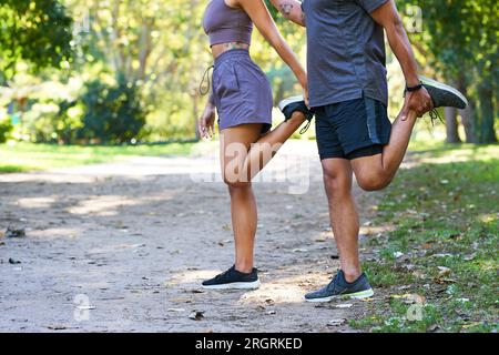 Gekürzte Aufnahme von dehnbaren Beinen zum Aufwärmen oder Abkühlen nach dem Laufen Stockfoto