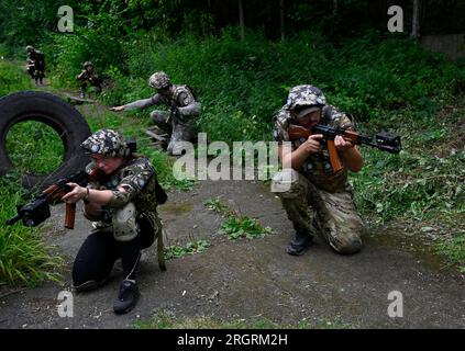 Kiew, Ukraine. 11. Aug. 2023. Ukrainer nehmen an einer militärischen Ausbildung Teil, während eines fünftägigen Trainingskurses für den nationalen Widerstand für Zivilpersonen in der Region Kiew inmitten der russischen Invasion in der Ukraine. (Foto: Sergei Chuzavkov/SOPA Images/Sipa USA) Guthaben: SIPA USA/Alamy Live News Stockfoto