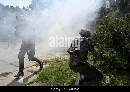 Kiew, Ukraine. 11. Aug. 2023. Ukrainer nehmen an einer militärischen Ausbildung Teil, während eines fünftägigen Trainingskurses für den nationalen Widerstand für Zivilpersonen in der Region Kiew inmitten der russischen Invasion in der Ukraine. (Foto: Sergei Chuzavkov/SOPA Images/Sipa USA) Guthaben: SIPA USA/Alamy Live News Stockfoto