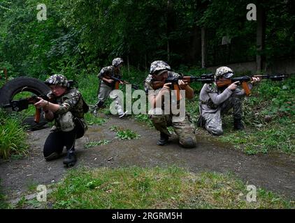 Kiew, Ukraine. 11. Aug. 2023. Ukrainer nehmen an einer militärischen Ausbildung Teil, während eines fünftägigen Trainingskurses für den nationalen Widerstand für Zivilpersonen in der Region Kiew inmitten der russischen Invasion in der Ukraine. (Foto: Sergei Chuzavkov/SOPA Images/Sipa USA) Guthaben: SIPA USA/Alamy Live News Stockfoto