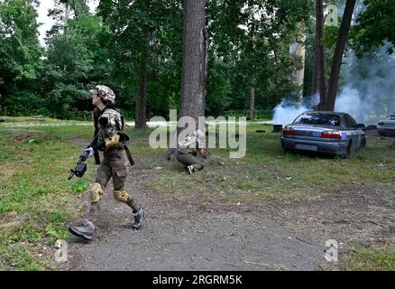 Kiew, Ukraine. 11. Aug. 2023. Ukrainer nehmen an einer militärischen Ausbildung Teil, während eines fünftägigen Trainingskurses für den nationalen Widerstand für Zivilpersonen in der Region Kiew inmitten der russischen Invasion in der Ukraine. (Foto: Sergei Chuzavkov/SOPA Images/Sipa USA) Guthaben: SIPA USA/Alamy Live News Stockfoto