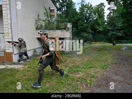 Kiew, Ukraine. 11. Aug. 2023. Ukrainer nehmen an einer militärischen Ausbildung Teil, während eines fünftägigen Trainingskurses für den nationalen Widerstand für Zivilpersonen in der Region Kiew inmitten der russischen Invasion in der Ukraine. (Foto: Sergei Chuzavkov/SOPA Images/Sipa USA) Guthaben: SIPA USA/Alamy Live News Stockfoto