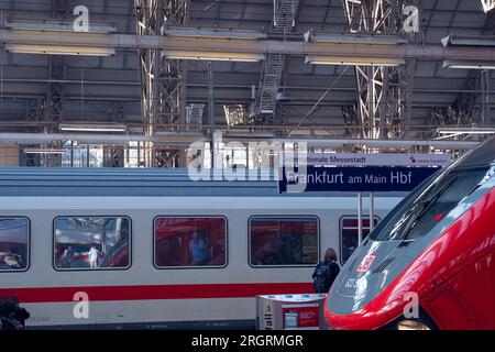 Der rote moderne Deutsche Zug fährt am Bahnhof Arankfurt am Main ab. Wunderschöne Nahaufnahme des Zuges. Stockfoto