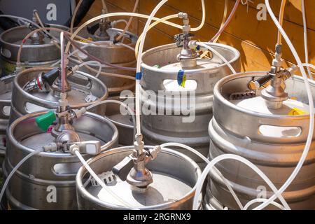 Moderne Bierfässer aus Metall auf einem Festival Stockfoto