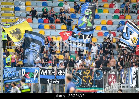 Frosinone, Italien. 11. Aug. 2023. Fans des Pisa Sporting Club während des Spiels Coppa Italia zwischen Frosinone Calcio und Pisa Sporting Club im Stadio Benito Stirpe, 11. August 2023 in Frosinone, Italien. Kredit: Giuseppe Maffia/Alamy Live News Stockfoto