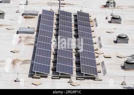 Flachdach mit Sonnenkollektoren Stockfoto