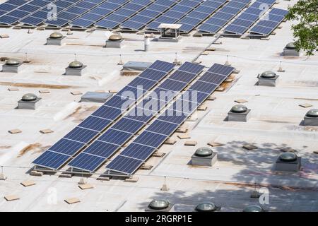 Flachdach mit Sonnenkollektoren Stockfoto