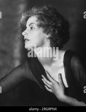 New York, New York: Juli 1925 Ein Porträt des Filmstars Greta Garbo. Stockfoto