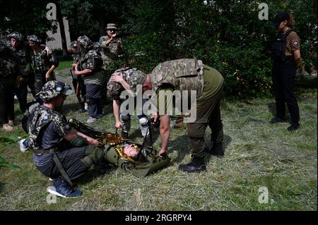 Kiew, Ukraine. 11. Aug. 2023. Ukrainer nehmen an einer militärischen Ausbildung Teil, während eines fünftägigen Trainingskurses für den nationalen Widerstand für Zivilpersonen in der Region Kiew inmitten der russischen Invasion in der Ukraine. (Kreditbild: © Sergei Chuzavkov/SOPA Images via ZUMA Press Wire) NUR REDAKTIONELLE VERWENDUNG! Nicht für den kommerziellen GEBRAUCH! Kredit: ZUMA Press, Inc./Alamy Live News Stockfoto