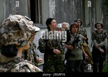 Kiew, Ukraine. 11. Aug. 2023. Ukrainer nehmen an einer militärischen Ausbildung Teil, während eines fünftägigen Trainingskurses für den nationalen Widerstand für Zivilpersonen in der Region Kiew inmitten der russischen Invasion in der Ukraine. (Kreditbild: © Sergei Chuzavkov/SOPA Images via ZUMA Press Wire) NUR REDAKTIONELLE VERWENDUNG! Nicht für den kommerziellen GEBRAUCH! Kredit: ZUMA Press, Inc./Alamy Live News Stockfoto