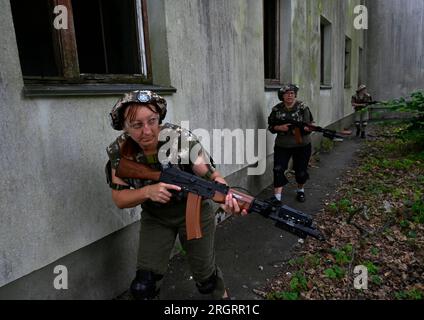 Kiew, Ukraine. 11. Aug. 2023. Ukrainer nehmen an einer militärischen Ausbildung Teil, während eines fünftägigen Trainingskurses für den nationalen Widerstand für Zivilpersonen in der Region Kiew inmitten der russischen Invasion in der Ukraine. (Kreditbild: © Sergei Chuzavkov/SOPA Images via ZUMA Press Wire) NUR REDAKTIONELLE VERWENDUNG! Nicht für den kommerziellen GEBRAUCH! Kredit: ZUMA Press, Inc./Alamy Live News Stockfoto