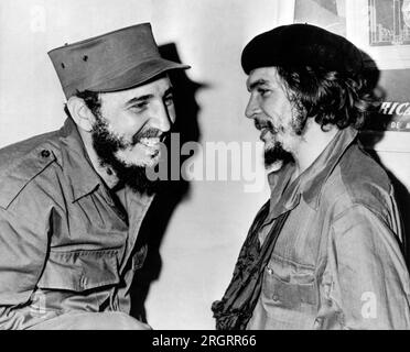 Kuba: 1959 Kubanischer Ministerpräsident Fidel Castro und Zweiter unter Kommando Ernesto (Che) Guevara teilen einen hellen Moment. Stockfoto