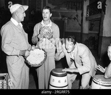 Hollywood, Kalifornien: 1953-Regisseur George Marshall gibt Jerry Lewis und Dean Martin Anweisungen, wie man einen Golfspieler während des Films „Sänger steif“ aus der Fassung bringt. Stockfoto