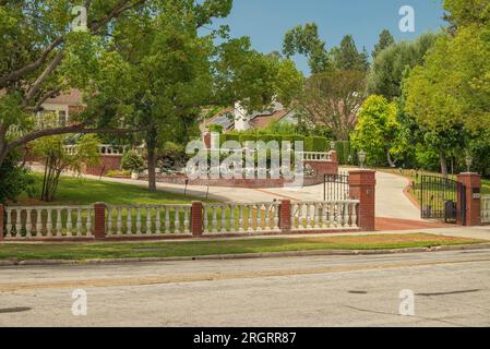 Großes Herrenhaus und Grouds in San Marino, Kalifornien Nachbarschaft. Stockfoto