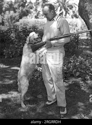 Atherton, Kalifornien: 11. Juli 1936 Baseballstar Ty Cobb entspannt sich nach der Jagd mit seinem Hund. Stockfoto